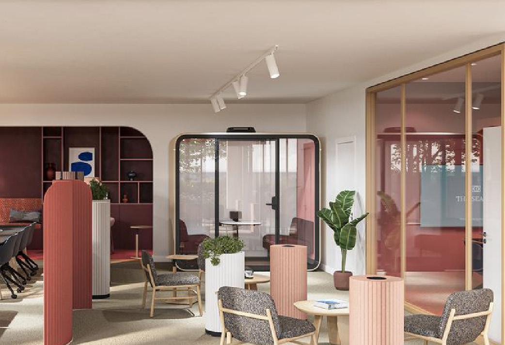 Le Social Hub de The Season : canapé, fauteuils en velours et bibliothèque